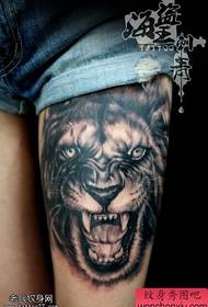 Татуювання левів на жіночих ногах поділяють татуювання