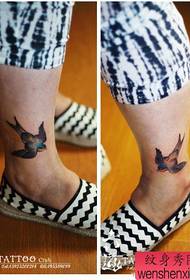 腿上流行的小燕子紋身