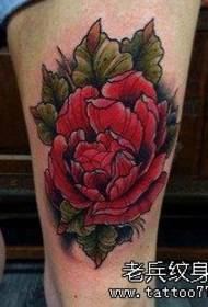 Vrouw benen gekleurd rose tattoo tattoo werkt