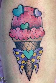 Beinfarbe Eisschleifen-Tattoos werden von Tattoos geteilt