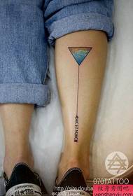 Tatueringsshow, rekommenderar ett enkelt triangeltatueringsmönster på benet