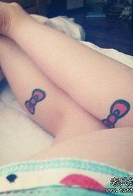 Spectacle de tatouage, recommande le tatouage de la jambe d'une femme