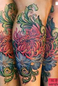 tattoo ya chrysanthemum ya ubunifu kwenye mguu