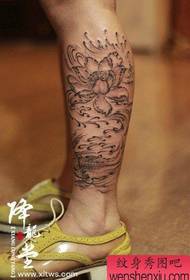 腿上美麗而流行的徒手魷魚蓮花紋身圖案