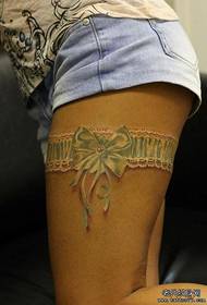 Skaists un skaists mežģīņu tetovējuma modelis skaistām sieviešu kājām