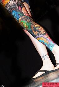 sievietes tradicionālais ziedu kāju tetovējums