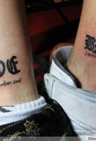 Un patrón de tatuaje de texto en inglés de pareja de piernas