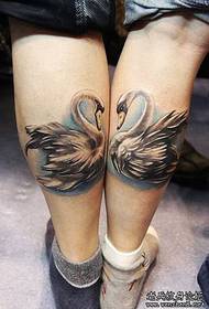 Modèle de tatouage de cygne couple de jambe alternative classique