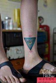 Krásny ženský tetovací vzor pre dievčenské nohy