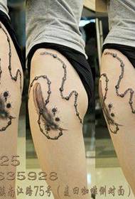Popularni ženski nogu pop pero i lančani uzorak tetovaža