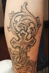 Whakaatu tattoo, tūtohu he mahi toka waewae Baroque cross