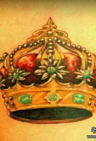 Fermoso patrón de tatuaxe de coroa colorido nas pernas