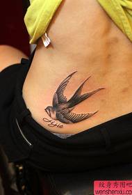 Spettacolo di tatuaggi, raccomandare un tatuaggio da rondine in vita da donna