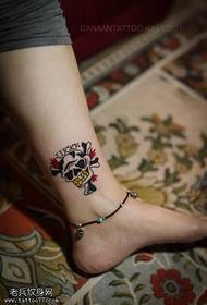 Foto di tatuaggio color caviglia femminile