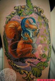 Hanka koloreko urtxintxa tatuaje lana