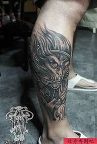 Këmbët e tatuazheve Sun Wukong ndahen nga shfaqja e tatuazheve.
