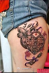 Treball de tatuatge de pany de dona