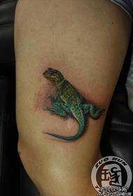 Un model elegant de tatuaj gecko pe picioare