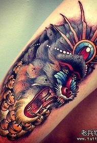Traballo de tatuaxe en estilo de cor da perna