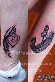 Kojų graži poros plunksnos spyna su raktų tatuiruotės modeliu