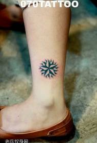 Piccoli tatuaggi creativi a stella a cinque punte con gamba fresca