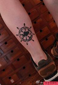 Lavoro del tatuaggio del timone della gamba