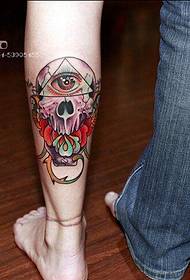 Ang pagpapakita ng tattoo, inirerekumenda ang isang binti, mata ng Diyos, skull tattoo
