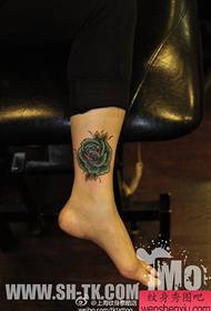 Изузетан деликатни узорак тетоваже ружа за ноге девојака