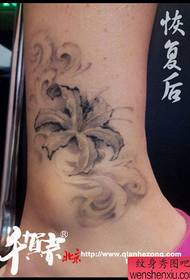 Женски крак лијеп и популаран узорак црно-бијелог цвијета за тетоважу