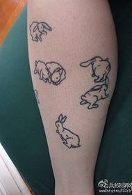 Простий і милий малюнок татуювання зайчика на ногах