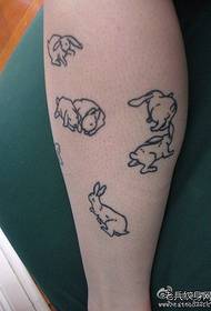 ลายสักกระต่ายที่เรียบง่ายและน่ารักที่ขา