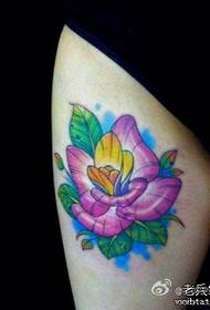 Красивая и красивая новая школьная роза с татуировкой для ног девушек