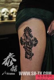 Modello di tatuaggio croce pop classica per gambe di ragazze