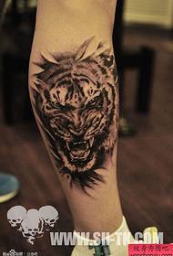 Patrón de tatuaxe de tigre de perna masculina