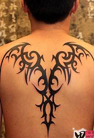 Tatueringsbilden rekommenderade ett tatueringsmönster i ryggen