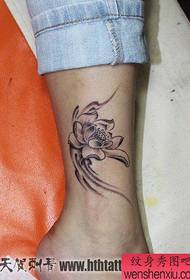 Mustavalkoinen lotus-tatuointikuvio, suosittu tyttöjen jaloissa