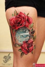 Une femme de jambe, montre de poche européenne et américaine, motif de tatouage rose