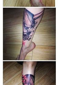 Koele en knappe prajna-tatoeage op de benen