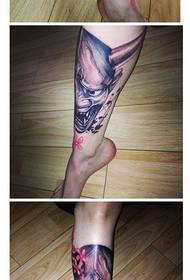 Tatu prajna yang sejuk dan kacak di kaki