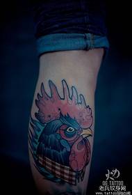 Modello di tatuaggio di gallo bello moda gamba