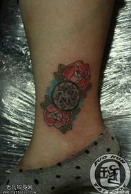 Боја ногу са шестокраким узорком тетоваже звјезданих ружа