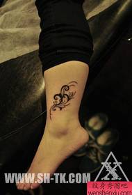 Prekrasan uzorak za tetoviranje vinove loze totem za noge za ženske noge