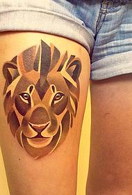 un tatuaggio leone di personalità popolare sulla coscia