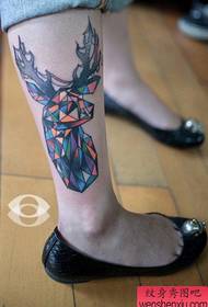 Modello di tatuaggio fulvo triangolo classico popolare per le gambe