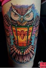 Personalità delle gambe, motivo tatuaggio gufo colorato