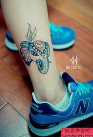Симпатичный и популярный узор татуировки слоненка на ногах девушки