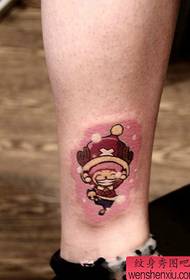 一幅腿部可爱乔巴纹身图案