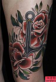 Praca tatuażu róży kotwicy nóg