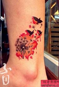 Ноги популярны среди популярных дизайнов татуировок с одуванчиками и птицами.