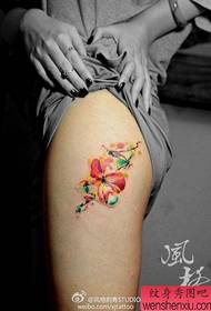 Beau motif floral de tatouage à jet d'encre de couleur pour les jambes des filles
